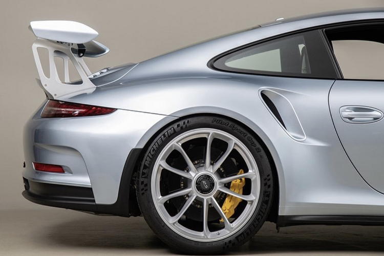 Nội thất của chiếc xe là sự kết hợp giữa chất liệu da màu đen cùng da Alcantara ở các chi tiết khác nhau. Trên nền màu đen chính là các chi tiết màu bạc Rhodium Silver nổi bật. 