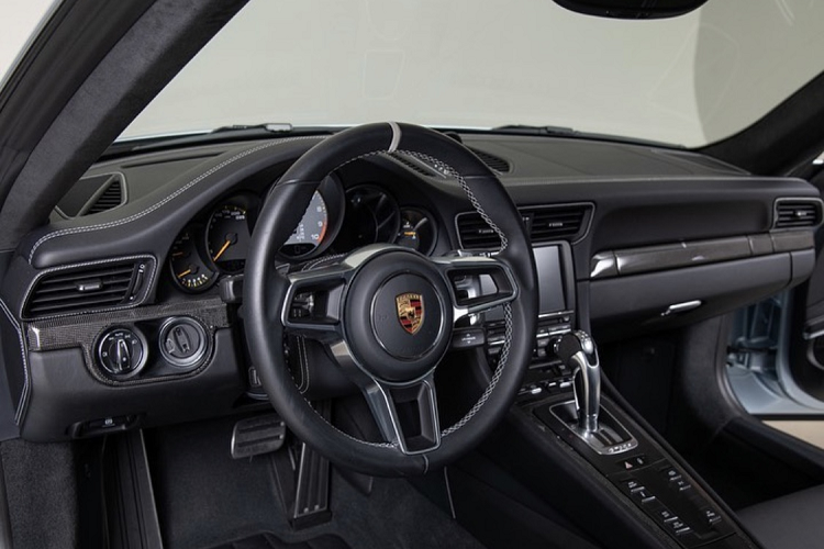 Theo mô tả của hãng, cần tới 9 lớp sơn cơ bản với độ chính xác cao, tiếp đến là 3 lượt xử lý thủ công kỹ càng và cuối cùng là 3 lớp sơn bóng nhằm tạo chiều sâu cũng như hiệu ứng phản chiếu cho lớp sơn độc đáo này. Có thể nói, chiếc xe của Jerry Seinfield là chiếc 911 GT3 RS duy nhất trên thế giới được trang bị màu sơn công phu này.