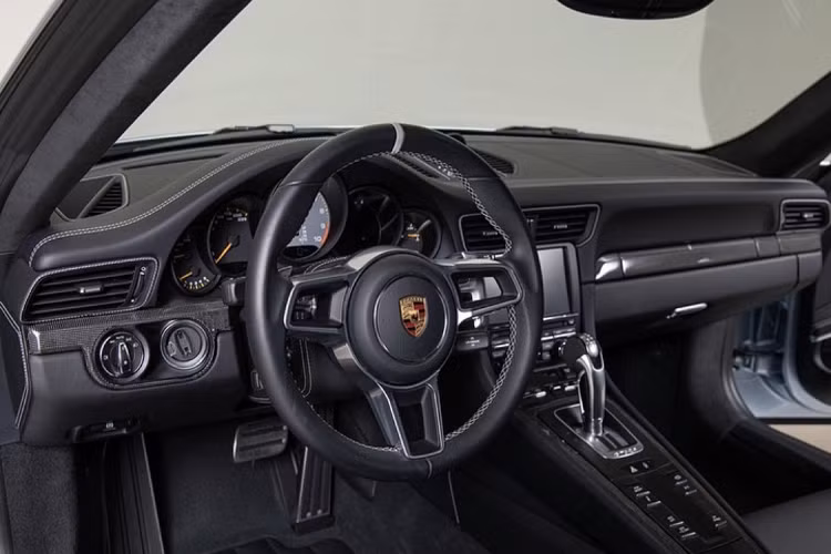 Theo mô tả của hãng, cần tới 9 lớp sơn cơ bản với độ chính xác cao, tiếp đến là 3 lượt xử lý thủ công kỹ càng và cuối cùng là 3 lớp sơn bóng nhằm tạo chiều sâu cũng như hiệu ứng phản chiếu cho lớp sơn độc đáo này. Có thể nói, chiếc xe của Jerry Seinfield là chiếc 911 GT3 RS duy nhất trên thế giới được trang bị màu sơn công phu này.