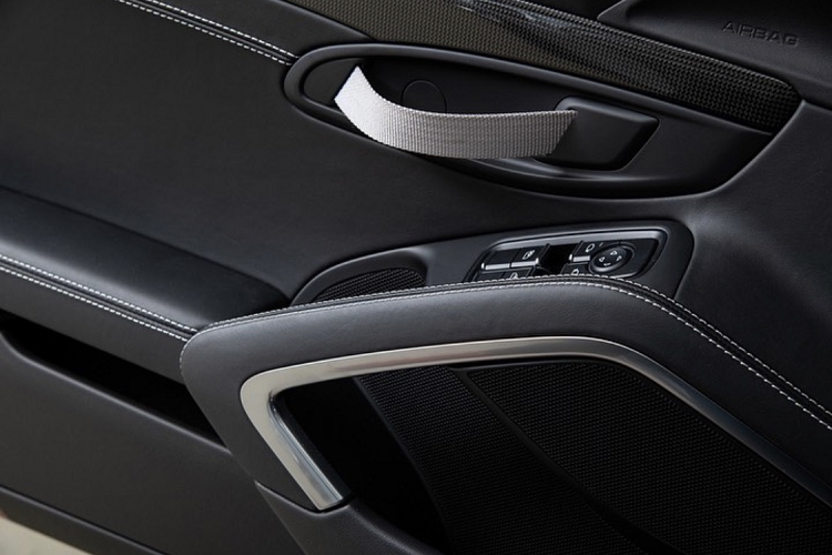 Là một màu sơn tùy chọn của mẫu 918 Spyder ở mức giá 1 tỷ đồng, tuy nhiên Jerry Seinfield đã phải chi trả hơn 4 tỷ đồng để đưa màu sơn Liquid Metal Chrome Blue này lên chiếc 911 GT3 RS.