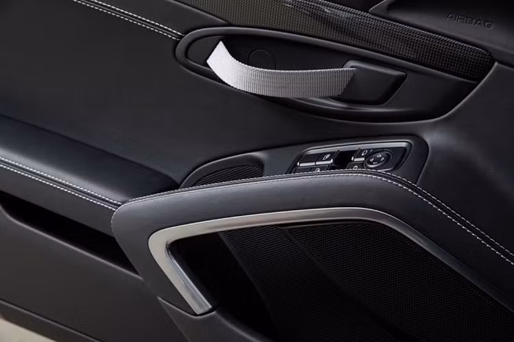 Là một màu sơn tùy chọn của mẫu 918 Spyder ở mức giá 1 tỷ đồng, tuy nhiên Jerry Seinfield đã phải chi trả hơn 4 tỷ đồng để đưa màu sơn Liquid Metal Chrome Blue này lên chiếc 911 GT3 RS.