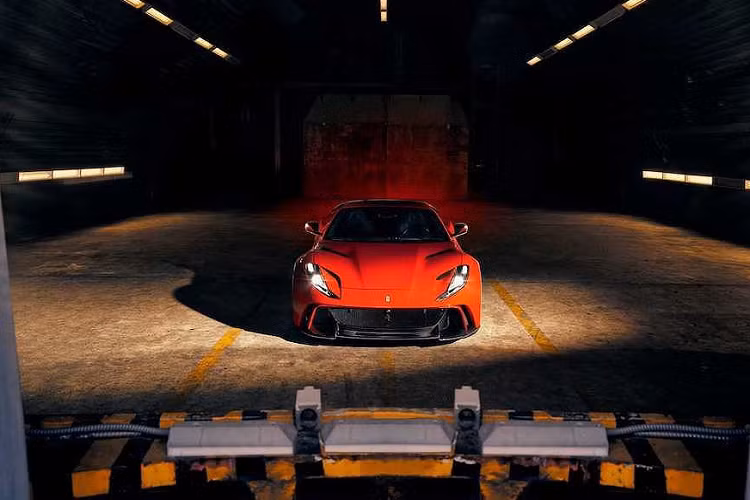 Không chỉ sửa đổi lại thiết kế thân xe một cách triệt để, Novitec còn thay cho 812 Superfast bộ mâm mới làm từ hợp kim nhẹ với đường kính lên tới 21 inch ở bánh trước và 22 inch phía sau.