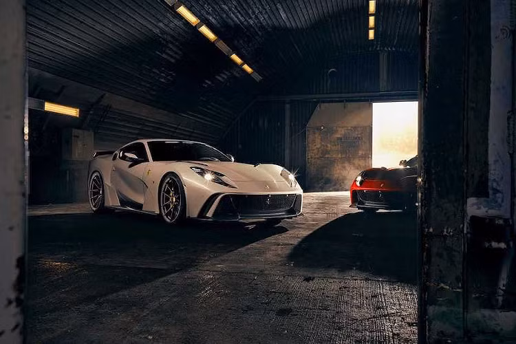 Chưa dừng lại ở 2 bên thân xe, mọi vị trí ngoại thất còn lại của chiếc 812 Superfast với gói N-Largo đều có một chi tiết nào đó khác với nguyên bản. Chúng bao gồm cánh gió nhỏ gắn trên mui xe, cánh đuôi phía sau, nắp ca-pô mới và cản trước với các hốc gió rộng hơn nhiều để làm mát động cơ 6.5l hiệu quả.