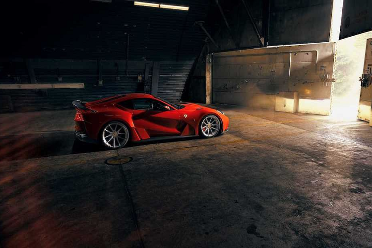 Hệ thống xả 4 ống với van điều chỉnh âm thanh giúp khoe tiếng nổ từ cỗ máy V12 này một cách uy lực hơn.