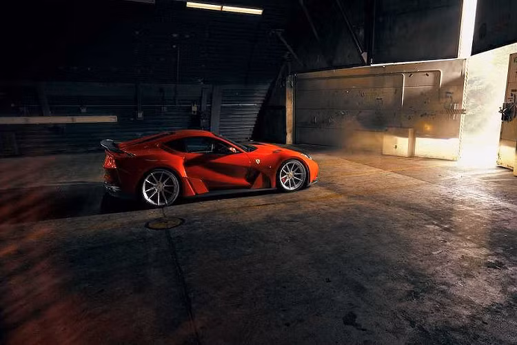 Hệ thống xả 4 ống với van điều chỉnh âm thanh giúp khoe tiếng nổ từ cỗ máy V12 này một cách uy lực hơn.