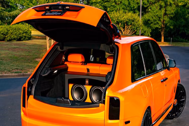 Một trong chi tiết đặc biệt của Rolls-Royce là logo, logo Spirit of Ecstasy được thay bằng Spirit of Odell. Các nhà sản xuất xe hơi của Anh đã tạo ra một trong những logo đặc biệt nhất là Odell đang bắt 1 trái bóng.