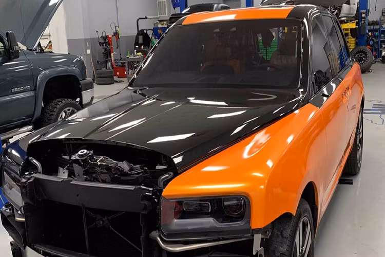 Odell đã gửi chiếc Cullinan của mình cho nhóm độ Dreamworks Motorsports để tinh chỉnh một số chi tiết và kết quả là chiếc xe trở nên rất đặc biệt. Đầu tiên, chiếc Rolls-Royce của Odell được dán lớp đề can màu cam giống với màu biểu tượng của đội bóng Cleveland Browns.