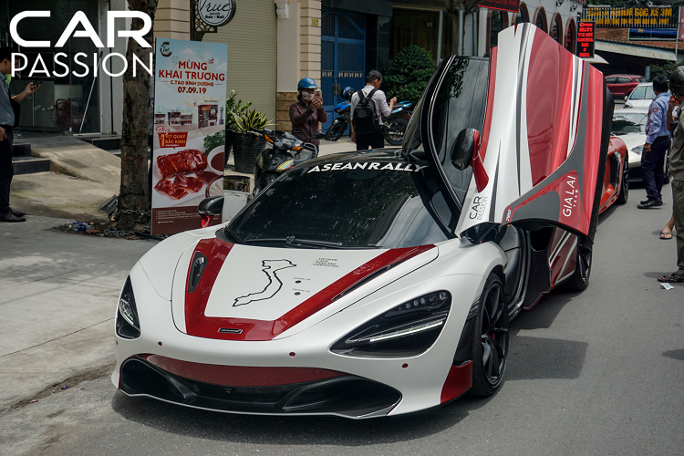 Dẫn đầu đoàn xe chính là chiếc siêu xe McLaren 720s màu đỏ Memphis thuộc sở hữu của trưởng đoàn CarPassion – anh Hứa Hà Phương. Được biết, ngay sau khi tham dự lễ khai trương nhà hàng C.Tao thứ ba, anh sẽ điều khiển siêu xe này với vai trò là xe dẫn đoàn trên hành trình tiền trạm cho Asean Rally dự kiến sẽ diễn ra vào tháng 10/2020.