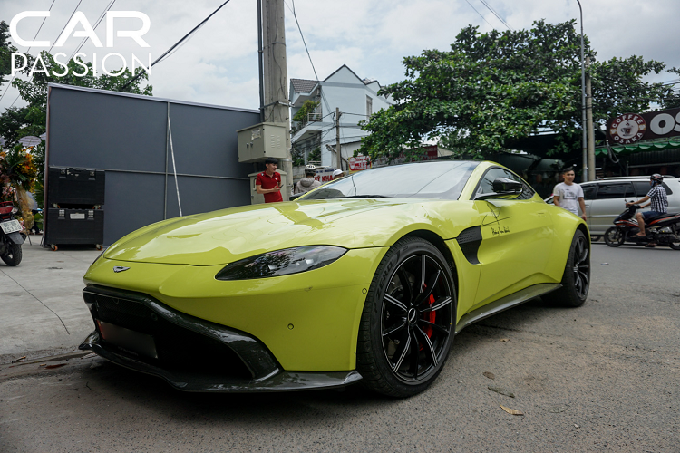 Hai mẫu siêu xe khác mang thương hiệu Aston Martin cũng góp mặt, đầu tiên là chiếc DB11 thuộc sở hữu của một doanh nhân Vũng Tàu, xe mang màu bạc Skyfall Silver ở ngoài thất và được trang trí thêm những đường chỉ xanh chạy bao quanh.