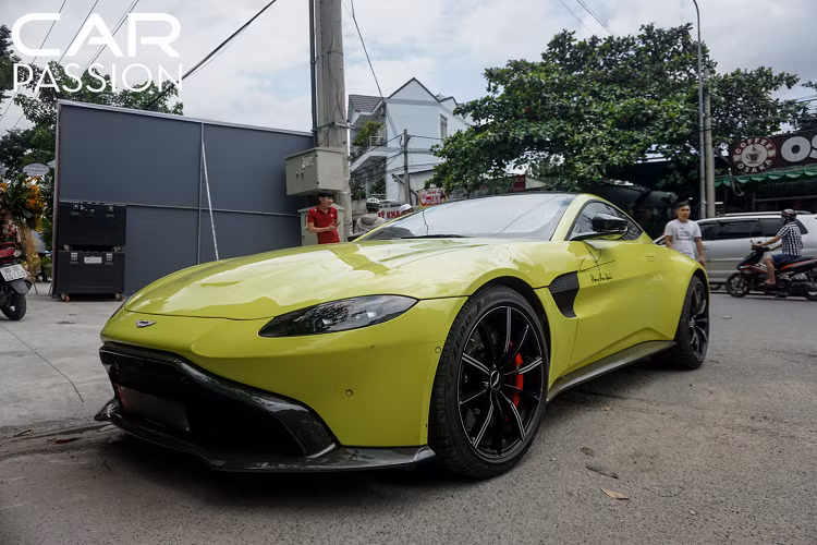 Hai mẫu siêu xe khác mang thương hiệu Aston Martin cũng góp mặt, đầu tiên là chiếc DB11 thuộc sở hữu của một doanh nhân Vũng Tàu, xe mang màu bạc Skyfall Silver ở ngoài thất và được trang trí thêm những đường chỉ xanh chạy bao quanh.
