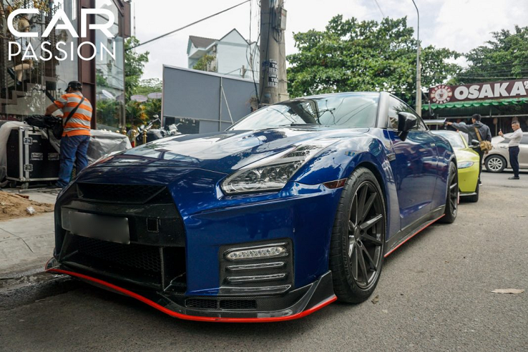 Bất ngờ nhất chính là sự xuất hiện của chiếc Lamborghini Aventador độ bodykit của phiên bản 50th Anniversario duy nhất tại Việt Nam tại lễ khai trương. Được biết, vào tối ngày 6/9 tức là 1 ngày trước khi sự kiện diễn ra thì siêu xe này đã được vận chuyển từ Hà Nội vào để kịp cùng đoàn về Bình Dương tham dự.