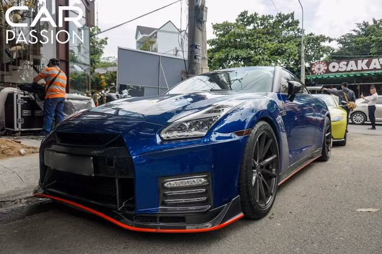 Bất ngờ nhất chính là sự xuất hiện của chiếc Lamborghini Aventador độ bodykit của phiên bản 50th Anniversario duy nhất tại Việt Nam tại lễ khai trương. Được biết, vào tối ngày 6/9 tức là 1 ngày trước khi sự kiện diễn ra thì siêu xe này đã được vận chuyển từ Hà Nội vào để kịp cùng đoàn về Bình Dương tham dự.