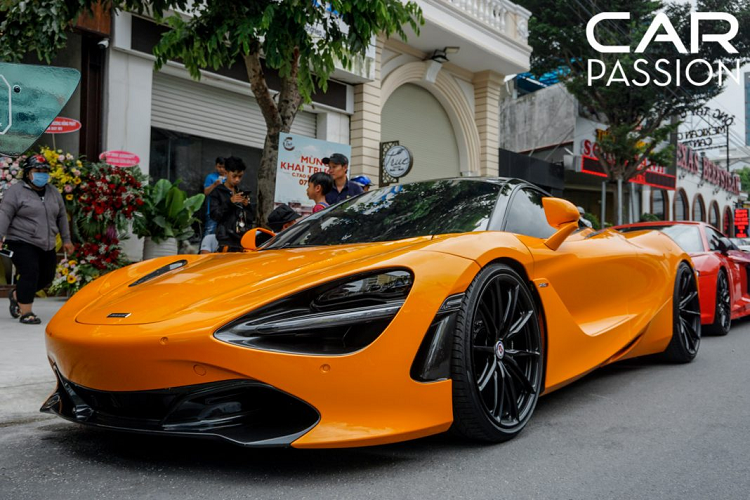 Tiếp theo là chiếc 720s thứ hai trong đoàn, thuộc sở hữu của đại gia siêu xe Cường Đô la với màu cam McLaren vô cùng nổi bật. Bên cạnh đó, anh còn nâng cấp một số đồ chơi đắt giá khác cho xe như bộ mâm HRE P104SC và mới đây nhất là hệ thống treo hoàn toàn mới đến từ thương hiệu VelocityAP.