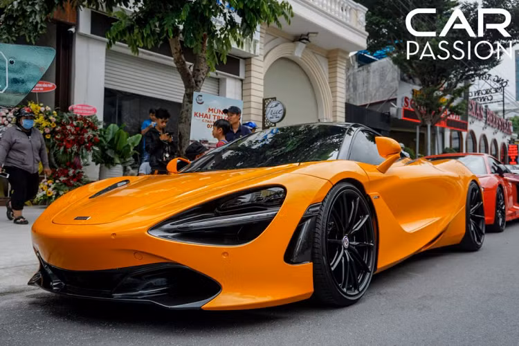 Tiếp theo là chiếc 720s thứ hai trong đoàn, thuộc sở hữu của đại gia siêu xe Cường Đô la với màu cam McLaren vô cùng nổi bật. Bên cạnh đó, anh còn nâng cấp một số đồ chơi đắt giá khác cho xe như bộ mâm HRE P104SC và mới đây nhất là hệ thống treo hoàn toàn mới đến từ thương hiệu VelocityAP.