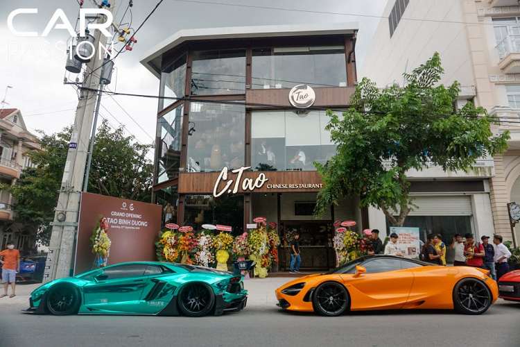 Ngày 7/9 vừa qua, nhà hàng C.Tao Bình Dương chính thức đi vào hoạt động tại thành phố Thủ Dầu Một, tỉnh Bình Dương. Đến chúc mừng lễ khai trương ngoài gia đình và người thân là sự xuất hiện của dàn siêu xe trăm tỷ của nhóm CarPassion với số lượng lên đến hơn 15 chiếc, thu hút không ít sự quan tâm của người dân xung quanh.