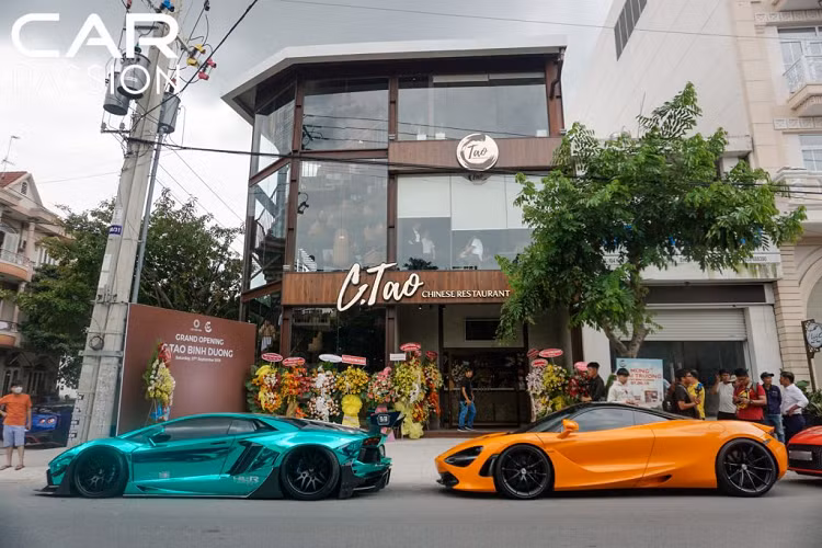 Ngày 7/9 vừa qua, nhà hàng C.Tao Bình Dương chính thức đi vào hoạt động tại thành phố Thủ Dầu Một, tỉnh Bình Dương. Đến chúc mừng lễ khai trương ngoài gia đình và người thân là sự xuất hiện của dàn siêu xe trăm tỷ của nhóm CarPassion với số lượng lên đến hơn 15 chiếc, thu hút không ít sự quan tâm của người dân xung quanh.