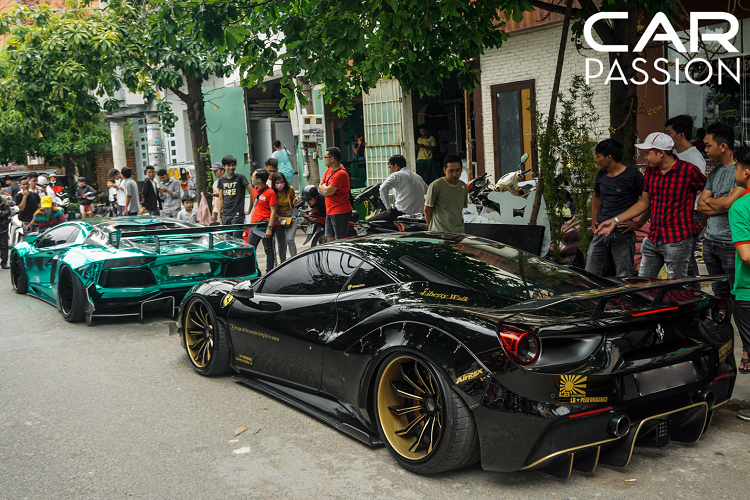 Hai mẫu siêu xe “kì phùng địch thủ” Lamborghini Huracan LP610-4 và Ferrari 488 GTB cũng xuất hiện và nhận được rất nhiều sự quan tâm khi mang sở hữu tông màu ngoại thất nổi bật là màu vàng Giallo Midas và màu đỏ Rosso Corsa. Chiếc Huracan vàng được trang bị bộ bodykit Mansory Torofeo đắt giá cùng ống xả Akrapovic còn chiếc Ferrari 488 thuộc phiên bản Spider và là thành viên mới nhất trong bộ sưu tập siêu xe của doanh nhân Nguyễn Quốc Cường.