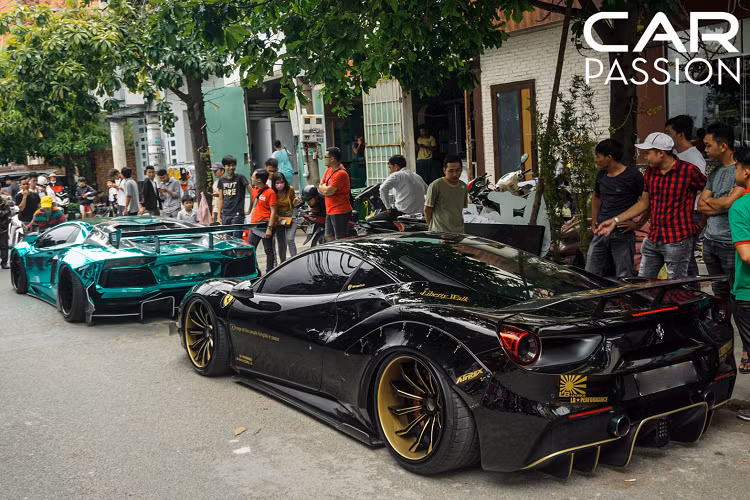 Hai mẫu siêu xe “kì phùng địch thủ” Lamborghini Huracan LP610-4 và Ferrari 488 GTB cũng xuất hiện và nhận được rất nhiều sự quan tâm khi mang sở hữu tông màu ngoại thất nổi bật là màu vàng Giallo Midas và màu đỏ Rosso Corsa. Chiếc Huracan vàng được trang bị bộ bodykit Mansory Torofeo đắt giá cùng ống xả Akrapovic còn chiếc Ferrari 488 thuộc phiên bản Spider và là thành viên mới nhất trong bộ sưu tập siêu xe của doanh nhân Nguyễn Quốc Cường.