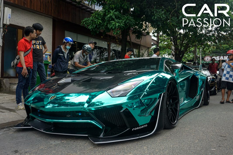Thu hút sự quan tâm và những ánh mắt trầm trồ nhiều nhất phải nhắc đến bộ đôi siêu xe Lamborghini Aventador và Ferrari 488 GTB độ Liberty Walk. Cách đây không lâu thì chiếc Aventador được đổi màu mới sang tông màu xanh chrome nổi bật, trong khi đó chiếc 488 GTB mang dáng vẻ huyền bí hơn với lớp sơn đen kết hợp với những chi tiết màu vàng xuất hiện khắp thân xe.