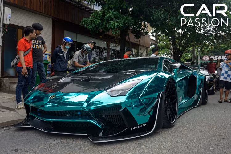 Thu hút sự quan tâm và những ánh mắt trầm trồ nhiều nhất phải nhắc đến bộ đôi siêu xe Lamborghini Aventador và Ferrari 488 GTB độ Liberty Walk. Cách đây không lâu thì chiếc Aventador được đổi màu mới sang tông màu xanh chrome nổi bật, trong khi đó chiếc 488 GTB mang dáng vẻ huyền bí hơn với lớp sơn đen kết hợp với những chi tiết màu vàng xuất hiện khắp thân xe.