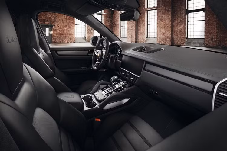 Ngoài ra, người mua còn có thể lựa chọn Gói Thiết kế Thể thao SportDesign với mức giá 5.660 đô la Mỹ (131 triệu đồng), mang đến một tổng thể cá tính và “hung dữ” hơn cho chiếc Cayenne của mình. Bước vào bên trong, khoang nội thất có vẻ hơi tẻ nhạt với sắc đen chủ đạo. Nếu để lựa chọn một chiếc xe thể thao Porsche mới, có lẽ nhiều người sẽ “tích” những màu sắc khác, khiến chiếc Cayenne trở nên nổi bật hơn.