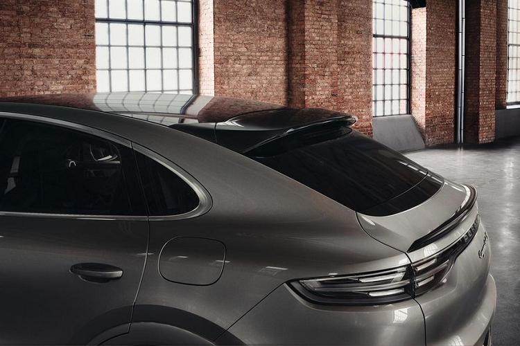 Tổng thể mâm xe còn đậm chất thể thao nhờ bộ kẹp phanh vàng truyền thống. Một nâng cấp khác từ Porsche Exclusive Manufaktur còn xuất hiện trên hệ ống xả thể thao sơn bạc với mức giá 3.220 USD (74,6 triệu đồng).