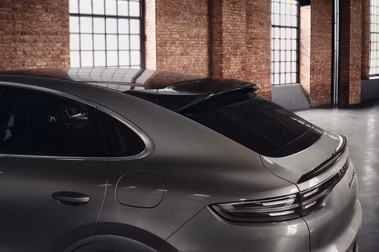 Tổng thể mâm xe còn đậm chất thể thao nhờ bộ kẹp phanh vàng truyền thống. Một nâng cấp khác từ Porsche Exclusive Manufaktur còn xuất hiện trên hệ ống xả thể thao sơn bạc với mức giá 3.220 USD (74,6 triệu đồng).