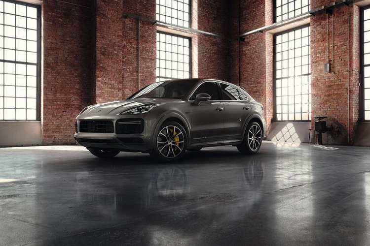 Ấn tượng đầu tiên trên mẫu xe Porsche Cayenne Turbo S E-Hybrid Coupe đến từ lớp sơn có tên gọi ‘Quarzite Gray Metallic’ – tạm dịch là màu Xám Thạch anh Kim loại. Tuy không phải một lựa chọn nổi bật nhưng màu sắc này chắc chắn sẽ lột tả được độ lầm lì của một chiếc SUV hiệu suất cao với các đường gân khỏe khoắn.