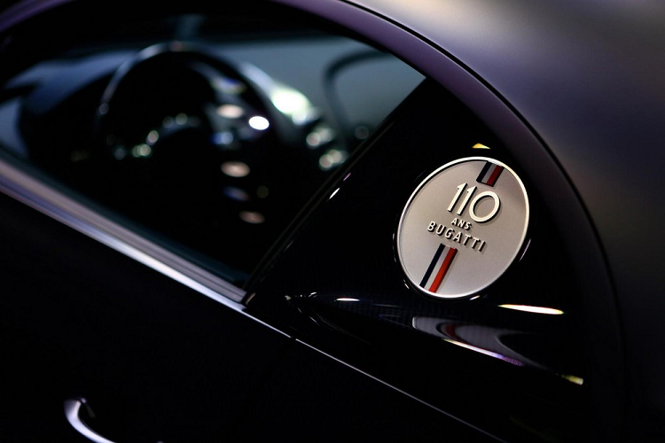Các kỹ sư của Bugatti cũng đã đặt một tấm huy chương bằng bạc nguyên khối, dập nổi biểu tượng phiên bản kỷ niệm 110 năm, 110 Ans Edition nằm chính giữa bảng điều khiển bằng sợi carbon để tạo sự khác biệt so với Bugatti Chiron Sport. Cuối cùng chính là cửa sổ trời Sky View, với 2 tấm kính cố định phía trên người lái và hành khách sẽ có sẵn trong 20 chiếc Bugatti Chiron Sport 110 Ans Edition. Đây là tuỳ chọn có trên siêu xe Bugatti Chiron.