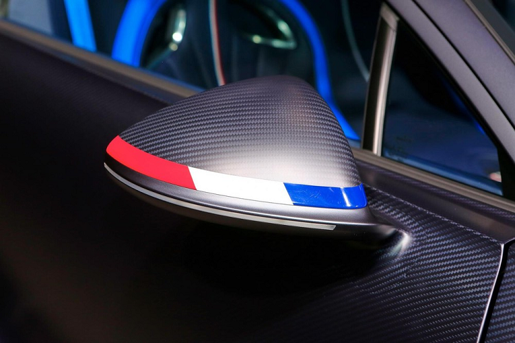 Huy hiệu 110 Ans Bugatti bên hông cửa kính cho biết xe thuộc bản kỷ niệm 110 năm sinh nhật hãng Bugatti. Lá cờ của nước Pháp tiếp tục xuất hiện nổi bật ở mặt dưới cánh gió đuôi của siêu xe Bugatti Chiron Sport 110 Ans Edition. Ngoài ra, tất cả 20 chiếc Bugatti Chiron Sport phiên bản kỷ niệm 110 năm sinh nhật của hãng siêu xe Pháp còn có bộ vành hợp kim sơn màu đen mờ Nocturne, 5 chấu kép thiết kế hình chữ Y đi cùng bộ kẹp phanh màu xanh tương phản.