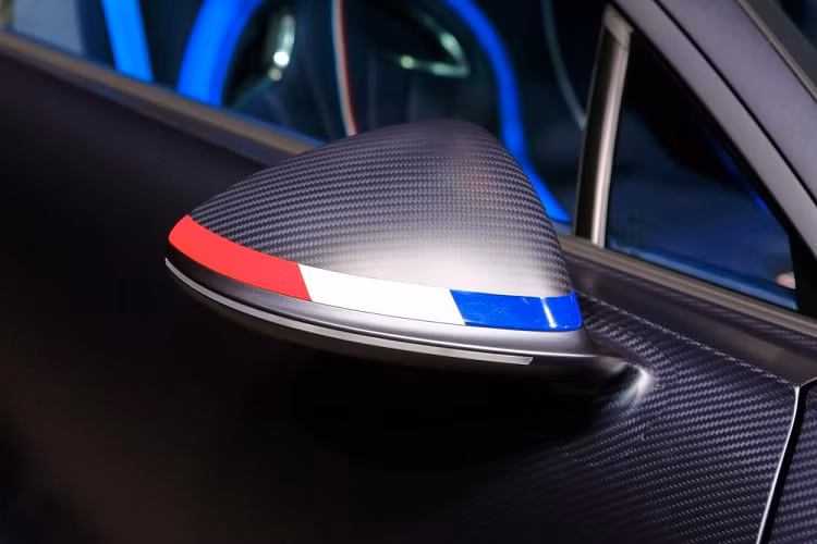 Huy hiệu 110 Ans Bugatti bên hông cửa kính cho biết xe thuộc bản kỷ niệm 110 năm sinh nhật hãng Bugatti. Lá cờ của nước Pháp tiếp tục xuất hiện nổi bật ở mặt dưới cánh gió đuôi của siêu xe Bugatti Chiron Sport 110 Ans Edition. Ngoài ra, tất cả 20 chiếc Bugatti Chiron Sport phiên bản kỷ niệm 110 năm sinh nhật của hãng siêu xe Pháp còn có bộ vành hợp kim sơn màu đen mờ Nocturne, 5 chấu kép thiết kế hình chữ Y đi cùng bộ kẹp phanh màu xanh tương phản.