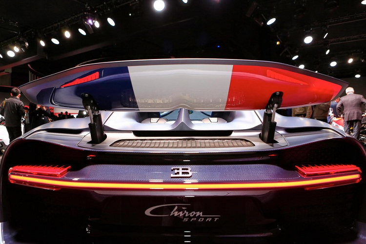 Mở cửa bước vào khoang lái Bugatti Chiron Sport 110 Ans Edition, nội thất của xe có ghế bọc da màu xanh Deep Blue trang trí thêm da Alcantara và chèn thêm cả sợi carbon. Nhiều điểm nhấn màu đỏ, trắng và xanh cũng là sự thú vị cho "nội y" của Bugatti Chiron Sport 110 Ans Edition.