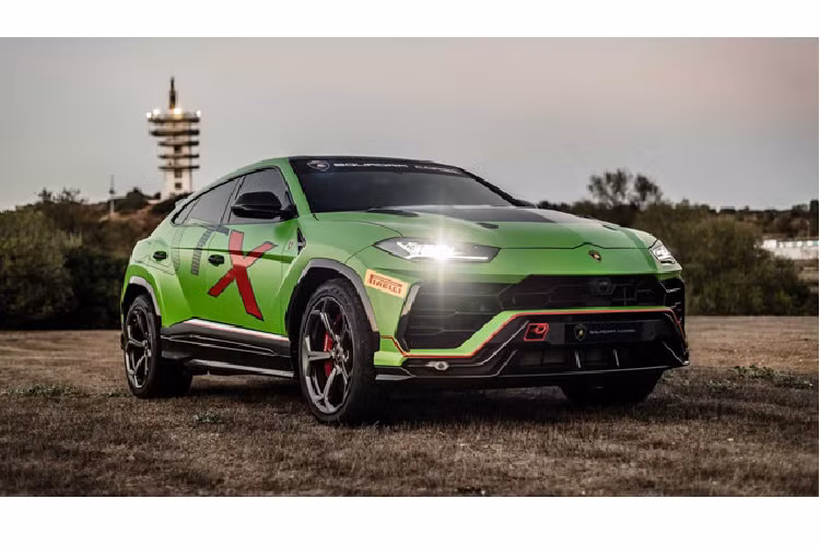 Lamborghi Urus ST-X bản đua sơn màu Verde Mantis giống bản xe đua Huracan, kiểu mâm xe đặc trưng. Tuy nhiên, la-zăng trong hình vẫn là kiểu thường.
