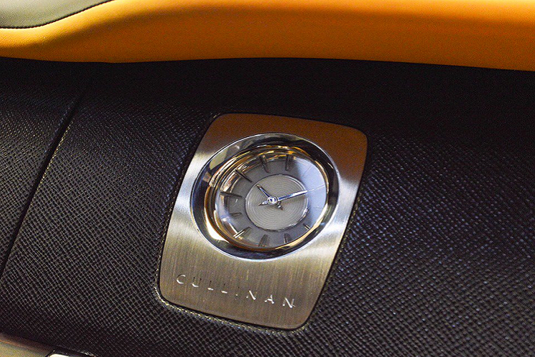 Dưới nắp ca-pô của xe vẫn là động cơ V12 6.75L tăng áp kép, cho công suất 563 mã lực và mô-men xoắn 850 Nm, tốc độ tối đa đạt 250 km/h.