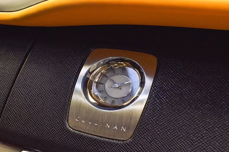 Dưới nắp ca-pô của xe vẫn là động cơ V12 6.75L tăng áp kép, cho công suất 563 mã lực và mô-men xoắn 850 Nm, tốc độ tối đa đạt 250 km/h.