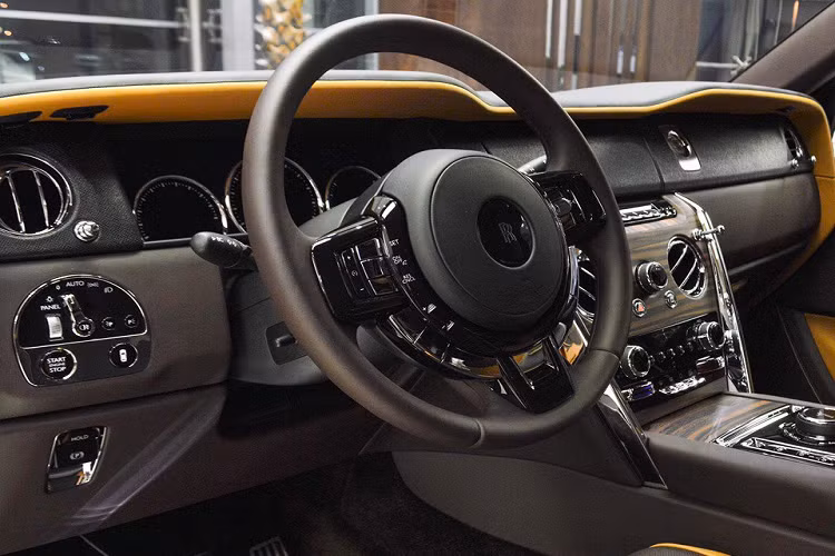 Bên trong, nội thất của xe tạo cảm giác khá ấm cúng với kiểu phối màu nâu-đen cùng những miếng ốp gỗ mờ xuất hiện ở nhiều nơi. Mẫu SUV siêu sang được phủ kết hợp hai loại da đắt tiền là Tan và Dark Spice.