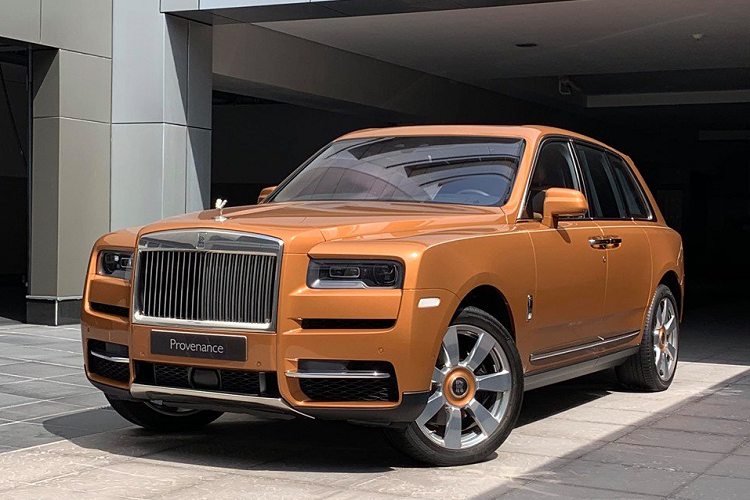 Trên thị trường hiện nay, giá xe Rolls-Royce Cullinan có giá khởi điểm từ 300.000 USD. Theo phỏng đoán của Carscoops, chiếc Cullinan trong bài có giá ít nhất 400.000 USD.
