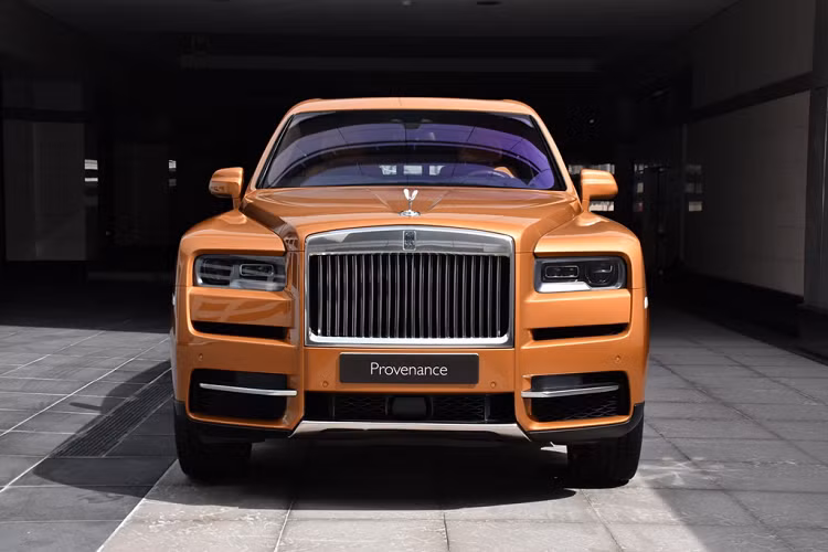 Sau hơn một năm ra mắt, SUV siêu sang Rolls-Royce Cullinan đang dần “phổ thông” hơn trong giới siêu giàu. Chính vì lẽ đó, một số đại gia với ví tiền “sâu thẳm” không muốn chiếc xe của mình trở nên đại trà như vậy. Để khắc phục điều đó, cá nhân hóa màu sơn xe cũng là một giải pháp hay mà không quá phức tạp.