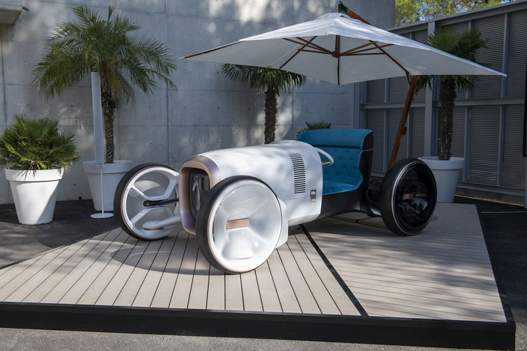  Vision Mercedes Simplex mới được tạo ra với nguồn cảm hứng từ mẫu Mercedes 35 PS đời 1901. Quay trở lại quá khứ, mẫu 35 PS được chế tạo và phát triển bởi Daimler-Motoren-Gesellschaft và tại Race Week ở Nice năm đó, Mercedes 35 PS đã nhanh chóng thu hút được sự quan tâm và chú ý của tất cả mọi người bởi vẻ đẹp đầy ấn tượng mà chiếc xe sở hữu.