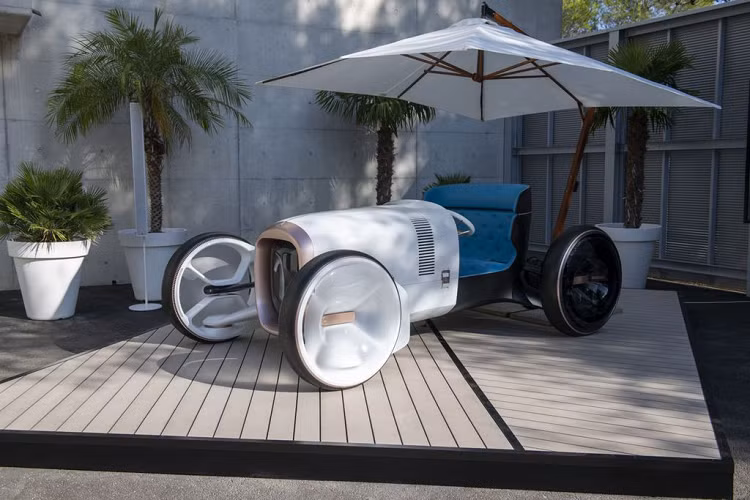  Vision Mercedes Simplex mới được tạo ra với nguồn cảm hứng từ mẫu Mercedes 35 PS đời 1901. Quay trở lại quá khứ, mẫu 35 PS được chế tạo và phát triển bởi Daimler-Motoren-Gesellschaft và tại Race Week ở Nice năm đó, Mercedes 35 PS đã nhanh chóng thu hút được sự quan tâm và chú ý của tất cả mọi người bởi vẻ đẹp đầy ấn tượng mà chiếc xe sở hữu.