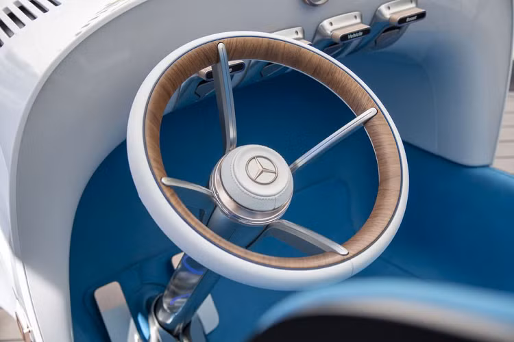 Trao đổi với báo chí, ông Gorden Wagener, Giám đốc thiết kế của Mercedes-Benz cho biết: "Chỉ có những thương hiệu lớn như Mercedes-Benz mới có khả năng sáng tạo và phát triển những giá trị quá khứ kết hợp nhuần nhuyễn với hiện tại và tương lai.