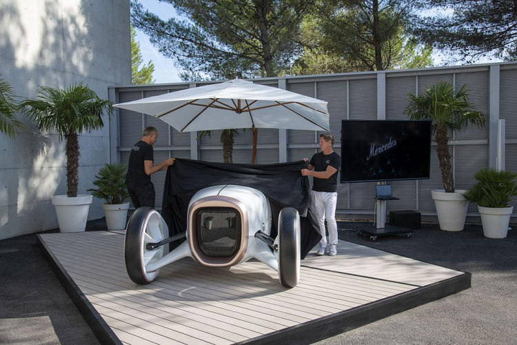 Lưu giữ và bảo tồn những giá trị xưa cũ, Vision Mercedes Simplex còn được hãng xe sang Mercedes-Benz hướng tới tương lai khi được trang bị hệ truyền động bằng điện. Mẫu xe này có phần bánh xe rất lớn, buồng lái không có cửa ra vào và cấu hình chỉ 2 chỗ ngồi.