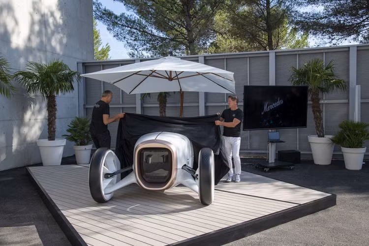 Lưu giữ và bảo tồn những giá trị xưa cũ, Vision Mercedes Simplex còn được hãng xe sang Mercedes-Benz hướng tới tương lai khi được trang bị hệ truyền động bằng điện. Mẫu xe này có phần bánh xe rất lớn, buồng lái không có cửa ra vào và cấu hình chỉ 2 chỗ ngồi.