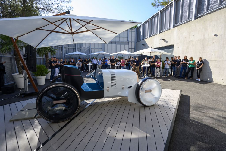 Buồng lái của mẫu xe này chỉ có sự xuất hiện của ghế ngồi, vô-lăng và hàng phím bấm được sắp xếp ngăn nắp.