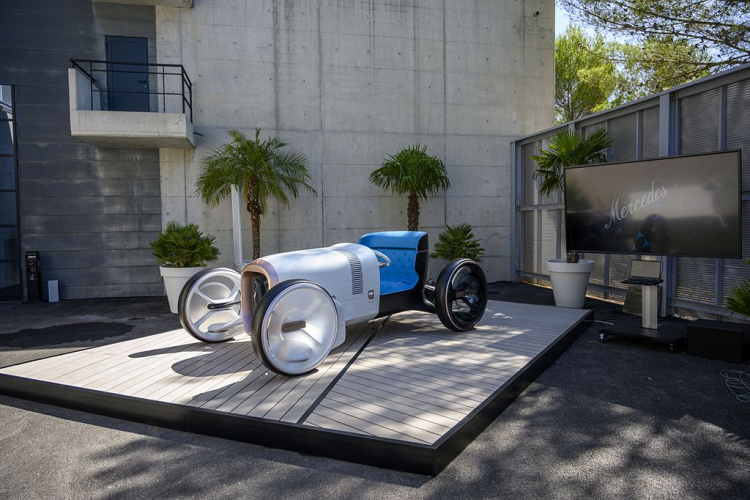 Không chỉ tối giản các chi tiết thiết kế ở ngoại thất, bản Concept Vision Mercedes Simplex cũng sở hữu không gian cabin với thiết kế gọn gàng và đơn giản không kém.