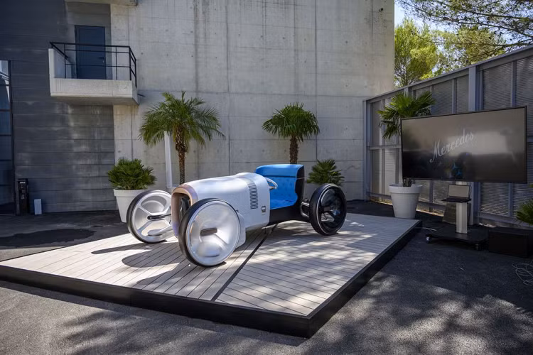 Không chỉ tối giản các chi tiết thiết kế ở ngoại thất, bản Concept Vision Mercedes Simplex cũng sở hữu không gian cabin với thiết kế gọn gàng và đơn giản không kém.