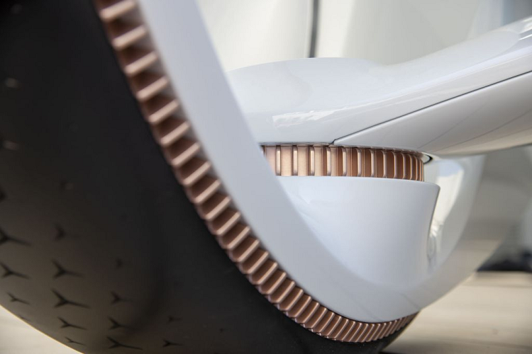 Bên cạnh đó, phần đầu xe được thiết kế khá đơn giản nhưng không kém phần tinh tế với phần lớn diện tích là bộ lưới tản nhiệt cùng ốp bên ngoài là kim loại sơn màu vàng hồng thời trang. Ngoài ra, kính chắn gió và hệ thống đèn chiếu sáng cũng không xuất hiện trên bản Concept đặc biệt này.