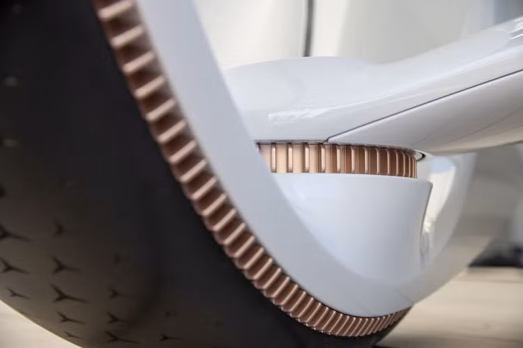 Bên cạnh đó, phần đầu xe được thiết kế khá đơn giản nhưng không kém phần tinh tế với phần lớn diện tích là bộ lưới tản nhiệt cùng ốp bên ngoài là kim loại sơn màu vàng hồng thời trang. Ngoài ra, kính chắn gió và hệ thống đèn chiếu sáng cũng không xuất hiện trên bản Concept đặc biệt này.