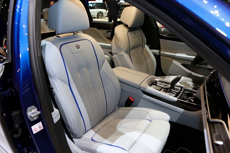 Bên trong nội thất, Alpina B7 được trang bị ghế ngồi thoải mái đa chức năng được bọc da Nappa, bảng điều khiển bọc da kết hợp cùng với một vài chi tiết gốm. Ngoài ra, Alpina còn thiết kế một màn hình hiển thị mới khá độc đáo.