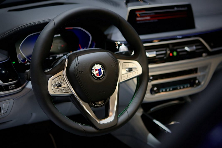 Hệ thống treo khí nén hai trục tiêu chuẩn và Dynamic Damper Control kết hợp nhằm giảm thiểu độ nghiêng khi vào cua. Alpina cho biết hệ thống treo tự cân bằng có khả năng được điều chỉnh lên tới 1,4 inch và tự động hạ thấp 0,6 inch ngay cả khi ở tốc độ hơn 140 dặm/h. Ngoài ra, lốp xe thay bằng loại thể thao Michelin Pilot Sport, đồng thời hệ thống phanh cũng “xịn” hơn tiêu chuẩn.